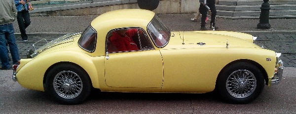 фото желтого авто